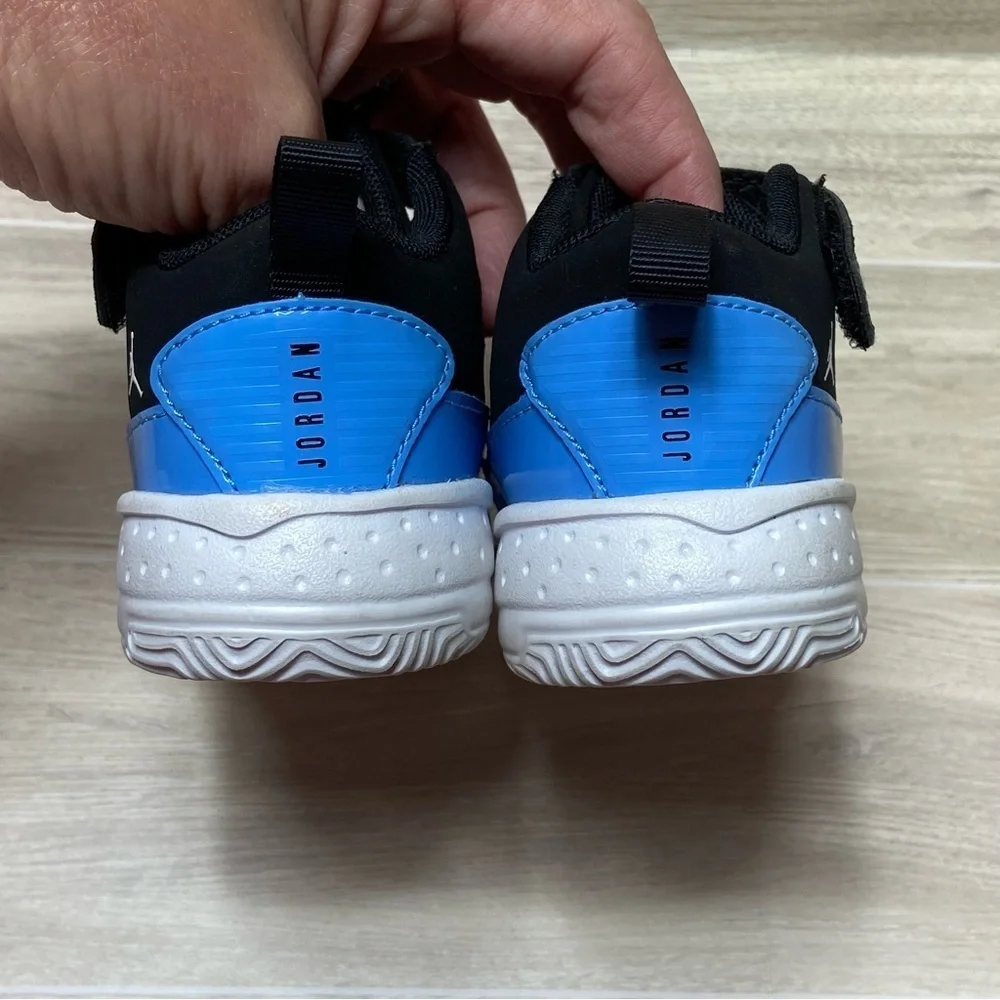 NIKE / Air Jordan Max Aura 2 Black University Blue Sneakers Size 4